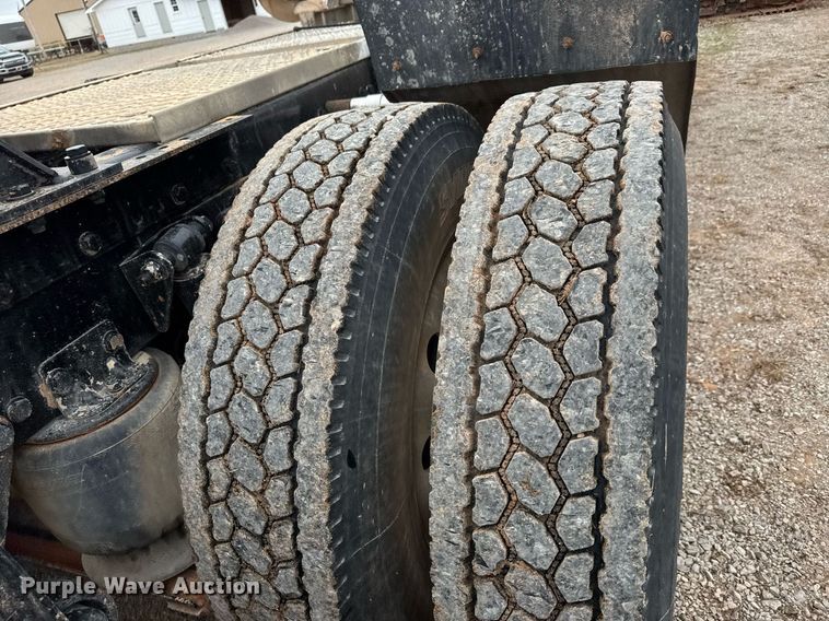 image for item LH9529 2019 Western Star 4900SF semi truck