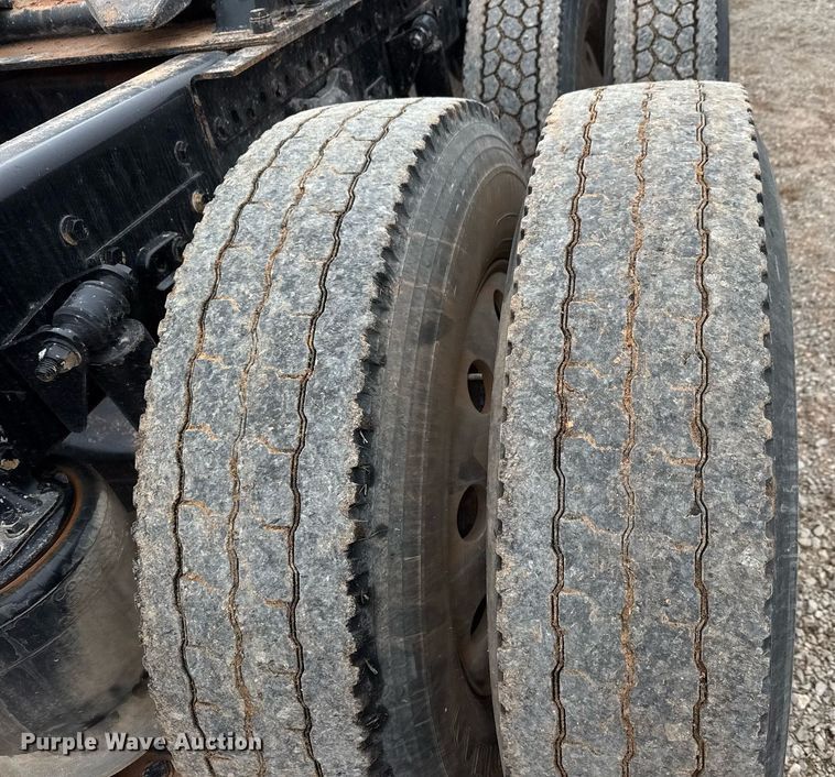 image for item LH9529 2019 Western Star 4900SF semi truck