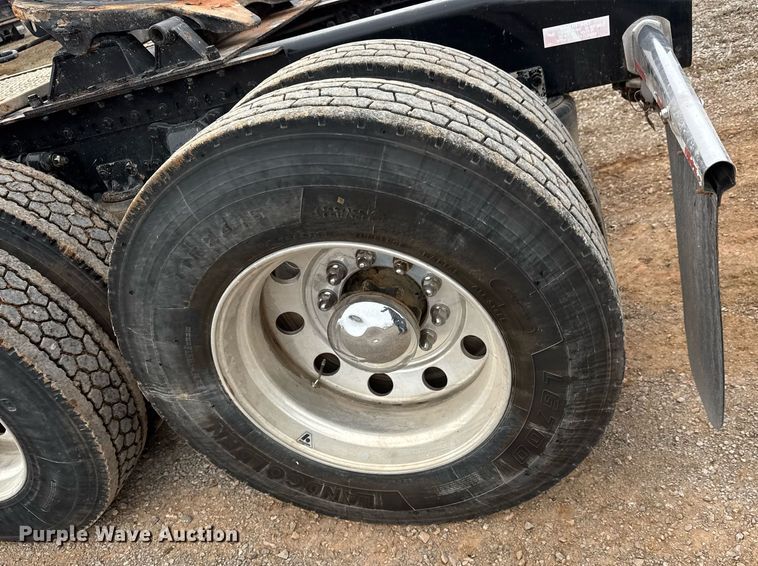 image for item LH9529 2019 Western Star 4900SF semi truck