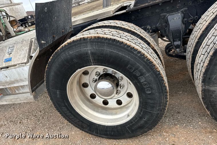 image for item LH9529 2019 Western Star 4900SF semi truck