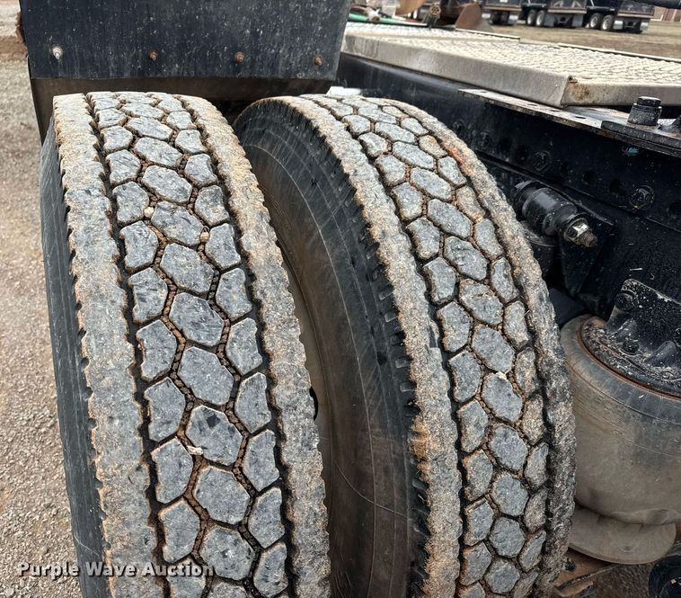 image for item LH9529 2019 Western Star 4900SF semi truck