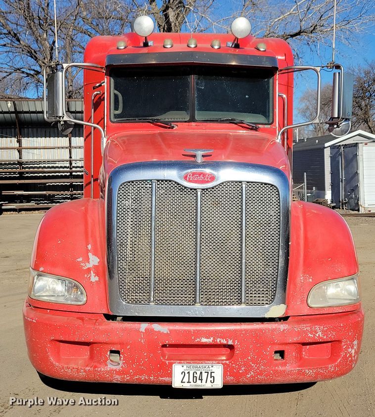 image for item NB9797 2009 Peterbilt  386 semi truck
