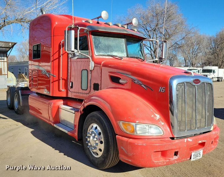 image for item NB9797 2009 Peterbilt  386 semi truck