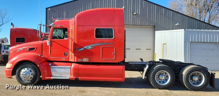 image for item NB9797 2009 Peterbilt  386 semi truck