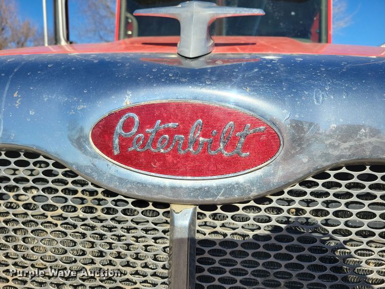 image for item NB9797 2009 Peterbilt  386 semi truck