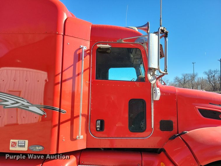 image for item NB9797 2009 Peterbilt  386 semi truck