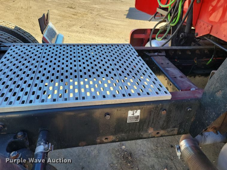 image for item NB9797 2009 Peterbilt  386 semi truck