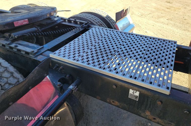 image for item NB9797 2009 Peterbilt  386 semi truck