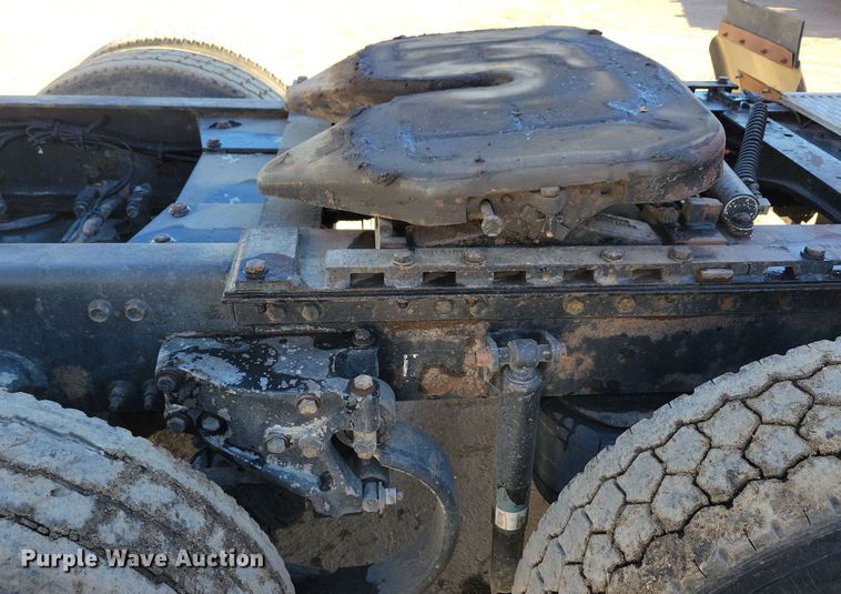 image for item NB9797 2009 Peterbilt  386 semi truck