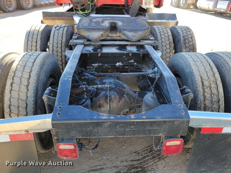 image for item NB9797 2009 Peterbilt  386 semi truck