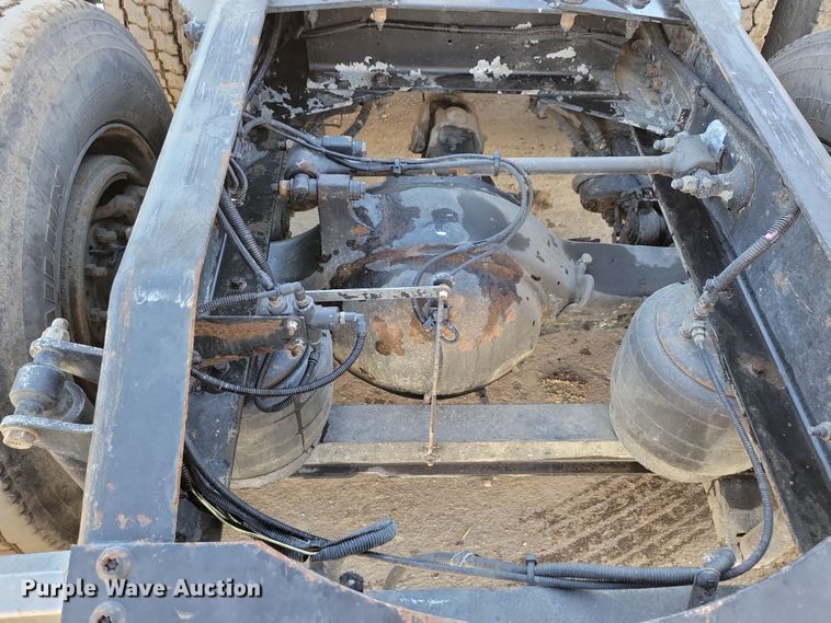 image for item NB9797 2009 Peterbilt  386 semi truck