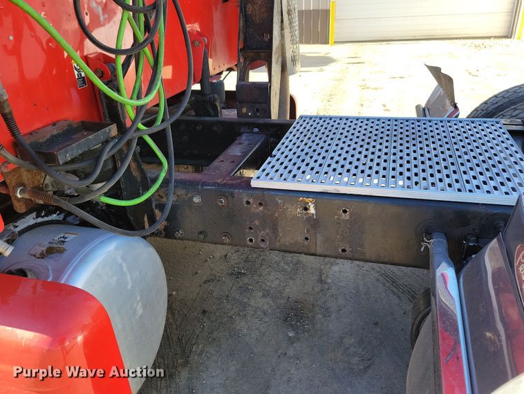 image for item NB9797 2009 Peterbilt  386 semi truck