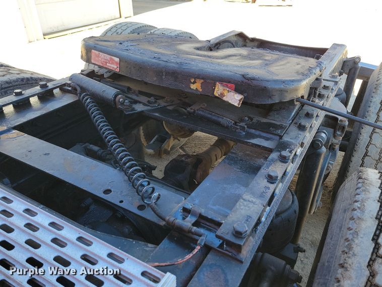 image for item NB9797 2009 Peterbilt  386 semi truck