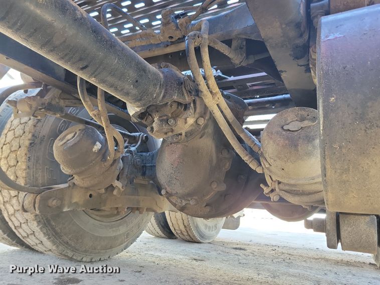 image for item NB9797 2009 Peterbilt  386 semi truck