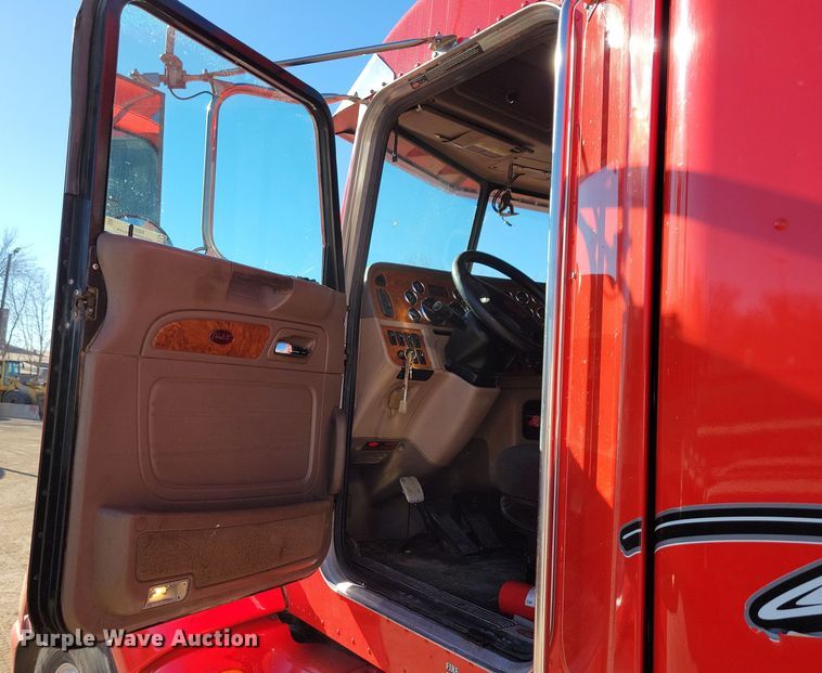 image for item NB9797 2009 Peterbilt  386 semi truck