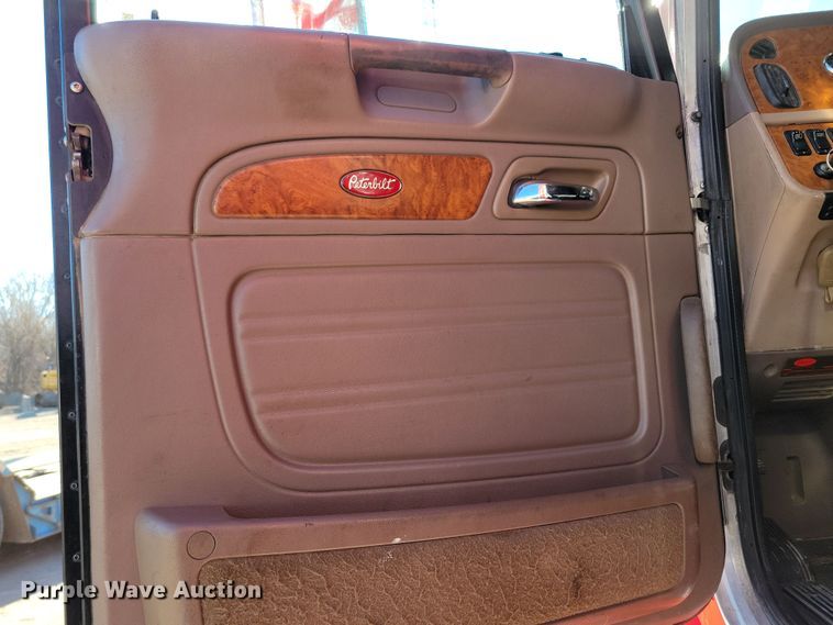 image for item NB9797 2009 Peterbilt  386 semi truck