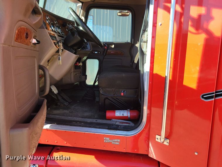 image for item NB9797 2009 Peterbilt  386 semi truck