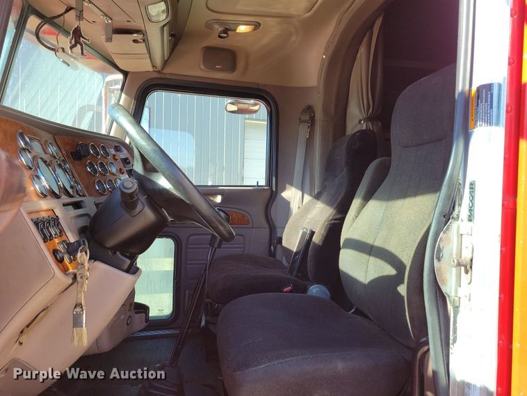 image for item NB9797 2009 Peterbilt  386 semi truck