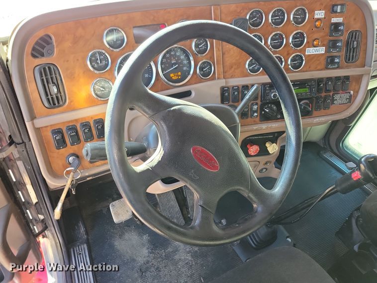 image for item NB9797 2009 Peterbilt  386 semi truck