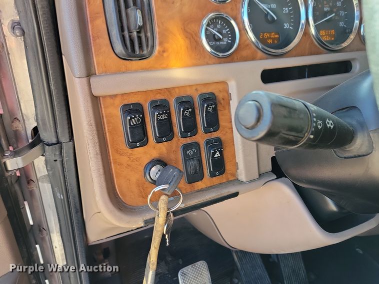 image for item NB9797 2009 Peterbilt  386 semi truck