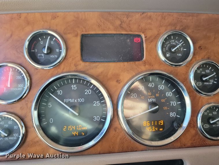 image for item NB9797 2009 Peterbilt  386 semi truck