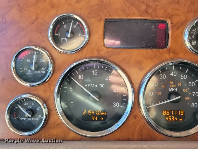 image for item NB9797 2009 Peterbilt  386 semi truck