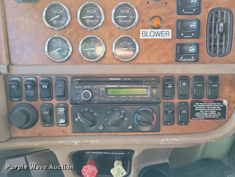 image for item NB9797 2009 Peterbilt  386 semi truck