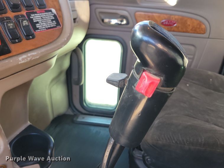 image for item NB9797 2009 Peterbilt  386 semi truck