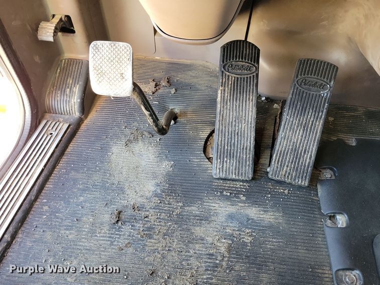 image for item NB9797 2009 Peterbilt  386 semi truck