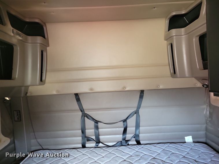 image for item NB9797 2009 Peterbilt  386 semi truck