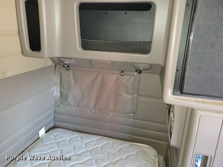 image for item NB9797 2009 Peterbilt  386 semi truck