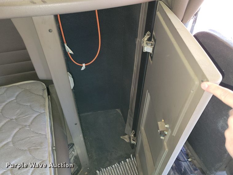 image for item NB9797 2009 Peterbilt  386 semi truck