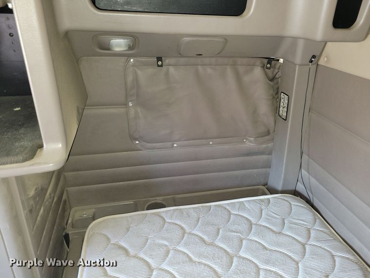 image for item NB9797 2009 Peterbilt  386 semi truck