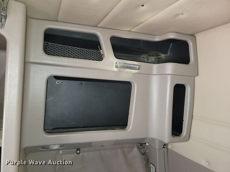 image for item NB9797 2009 Peterbilt  386 semi truck