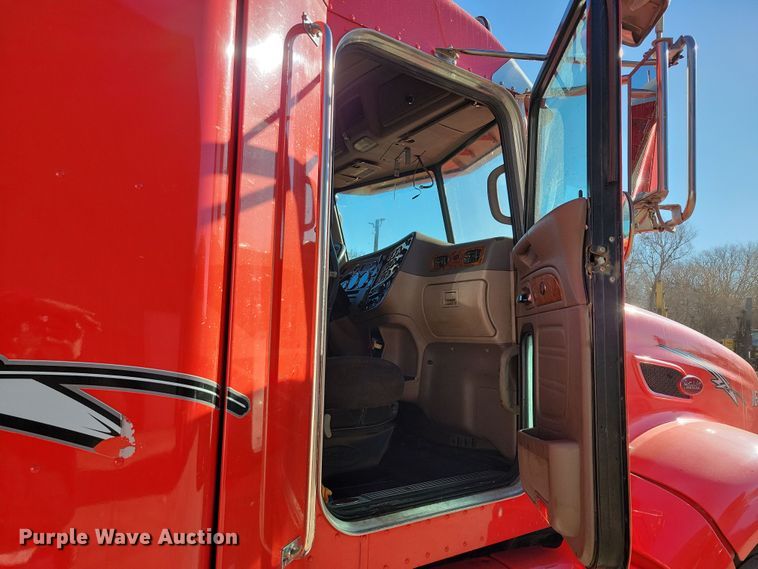 image for item NB9797 2009 Peterbilt  386 semi truck