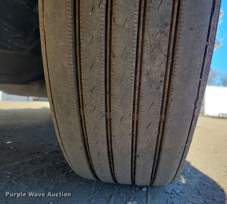 image for item NB9797 2009 Peterbilt  386 semi truck