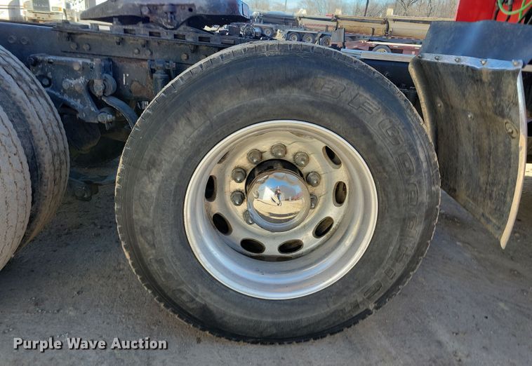 image for item NB9797 2009 Peterbilt  386 semi truck