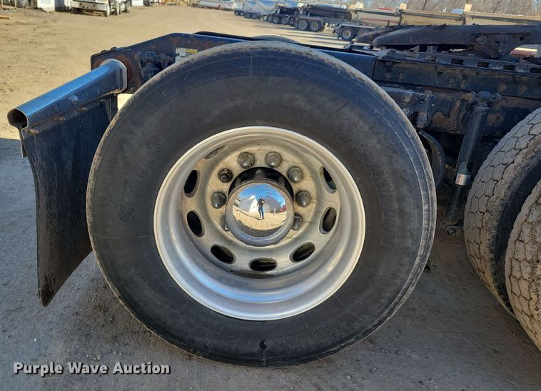 image for item NB9797 2009 Peterbilt  386 semi truck