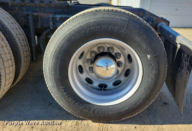 image for item NB9797 2009 Peterbilt  386 semi truck