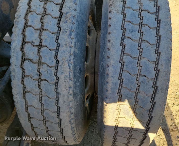 image for item NB9797 2009 Peterbilt  386 semi truck