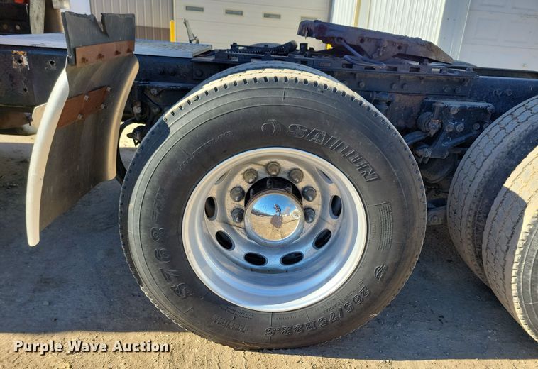 image for item NB9797 2009 Peterbilt  386 semi truck