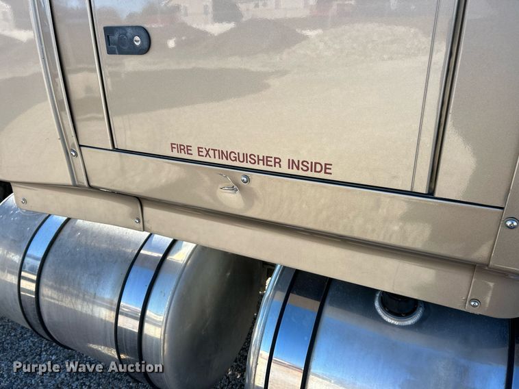 image for item NJ9634 2016 Western Star 5700XE semi truck