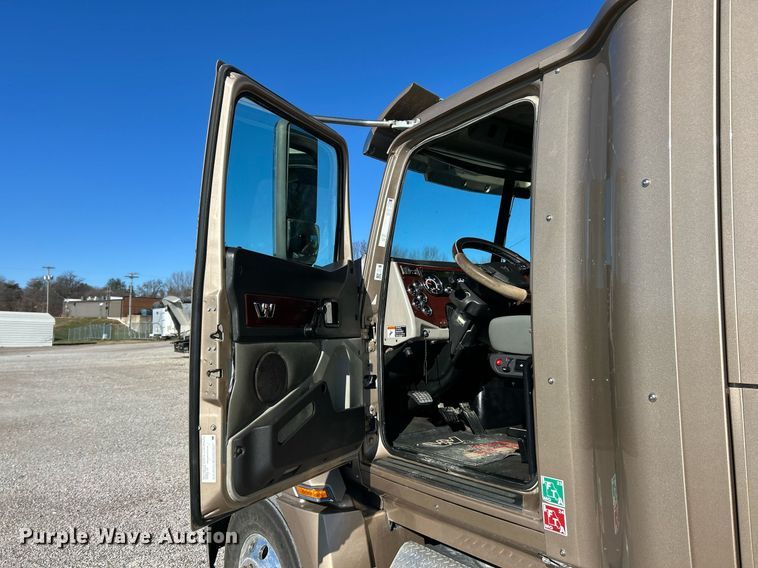 image for item NJ9634 2016 Western Star 5700XE semi truck