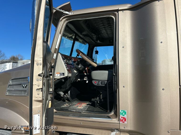 image for item NJ9634 2016 Western Star 5700XE semi truck