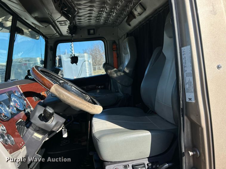 image for item NJ9634 2016 Western Star 5700XE semi truck