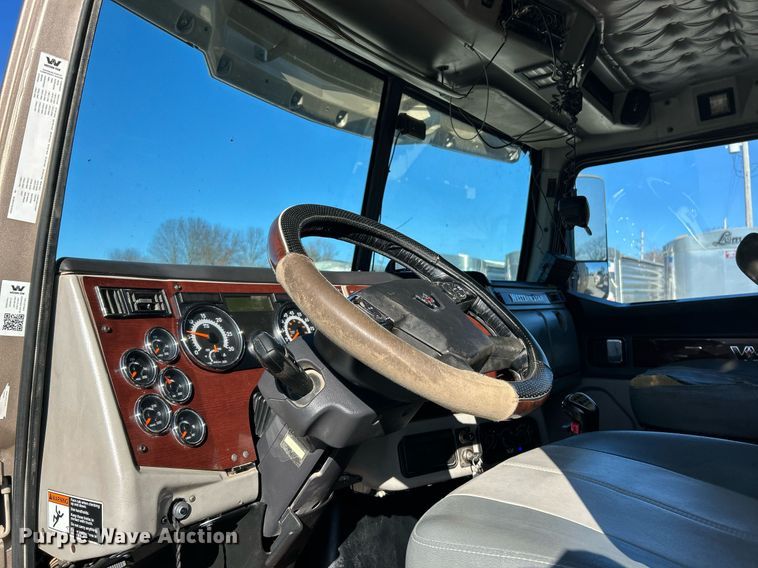 image for item NJ9634 2016 Western Star 5700XE semi truck
