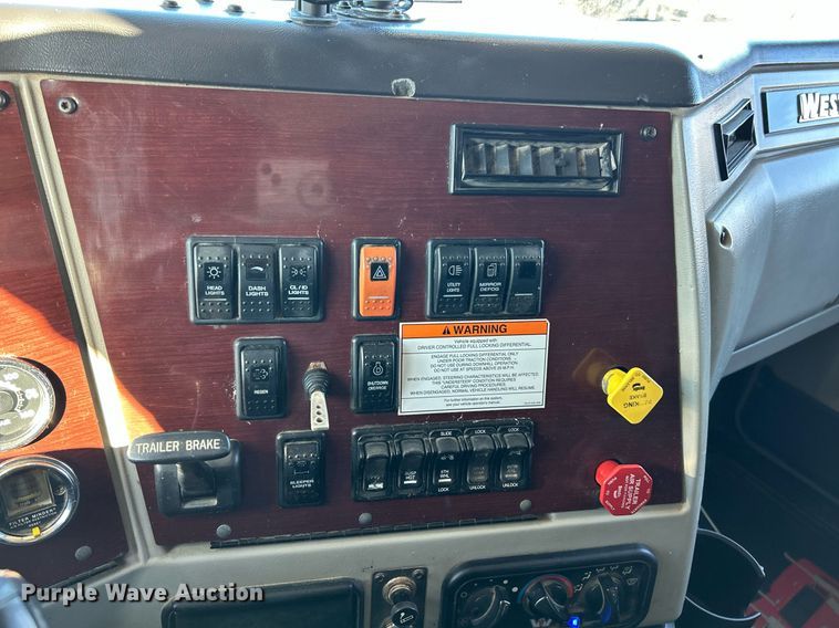 image for item NJ9634 2016 Western Star 5700XE semi truck