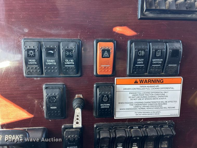 image for item NJ9634 2016 Western Star 5700XE semi truck