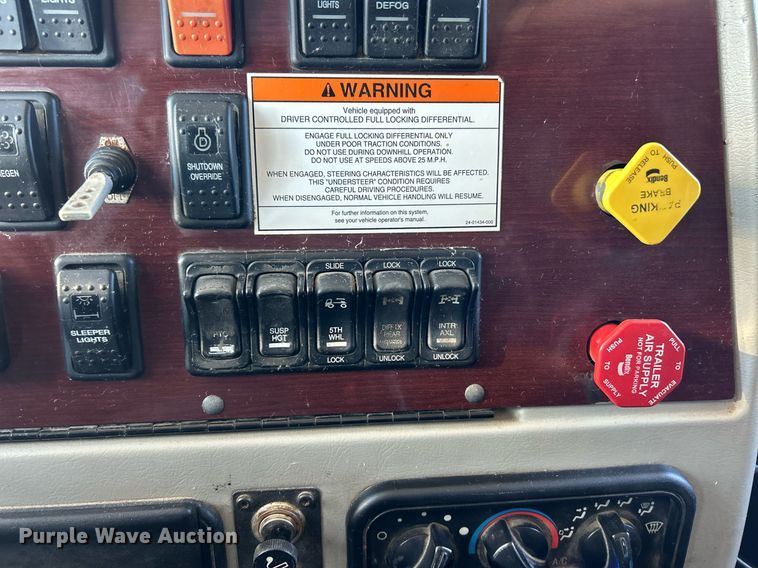 image for item NJ9634 2016 Western Star 5700XE semi truck