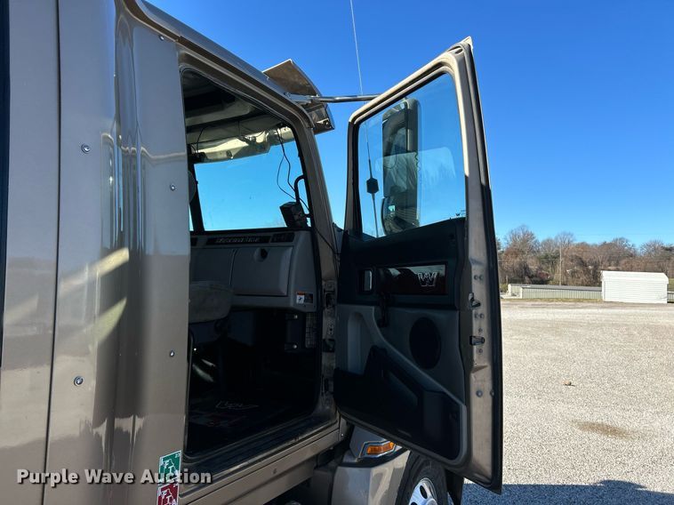 image for item NJ9634 2016 Western Star 5700XE semi truck